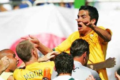 Tim Cahill celebra con sus compañeros su segundo tanto ante Japón.