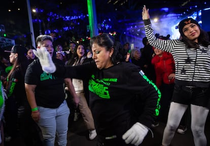 Asistentes bailan durante el concierto.