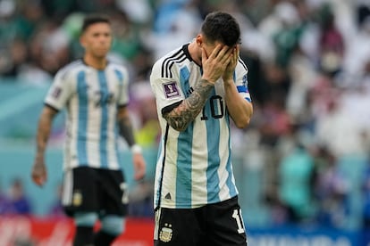 Leo Messi reacciona después de perder una oportunidad durante el partido de fútbol del grupo C de la Copa Mundial entre Argentina y Arabia Saudita en el Estadio Lusail en Lusail, Qatar.