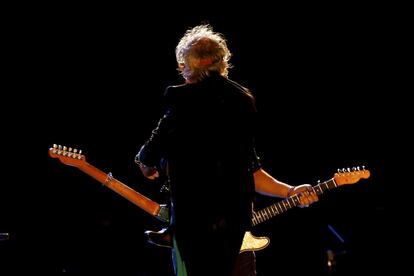 Richards y Ronnie Wood durante un punteo de guitarra en el concierto que la mítica banda celebró en Lisboa.
