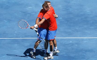 Los polacos Mariusz Fyrstenberg y Marcin Matkowski celebran su triunfo sobre la pareja formada por el sueco Robert Lindstedty el rumano Horia Tecau.