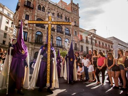 Brotherhood called "Las Cigarreras" during its parade to Cathedral on Holy Thursday. Seville, Spain, 2 april, 2015 (Photo by Daniel Gonzalez Acuna/NurPhoto)