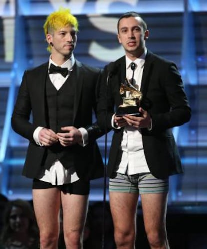 El dúo Twenty One Pilots, que recogió el premio a Mejor Dúo Pop en calzoncillos por una promesa.