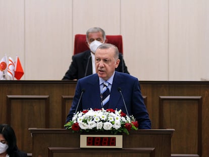 El presidente turco, Recep Tayyip Erdogan, se dirige al Parlamento de la autoproclamada República Turca del Norte de Chipre, este lunes.