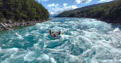 Rafting por el río Baker, uno de los más caudalosos de Chile, que desemboca en Caleta Tortel.