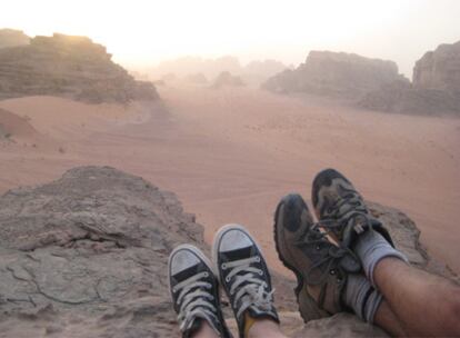 Atardecer en lo alto de una colina del desierto jordano de Wadi Run.