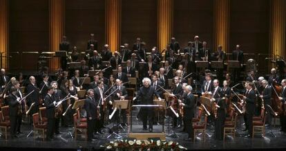 Simon Rattle, al frente de la Filarm&oacute;nica de Berl&iacute;n, en la actuaci&oacute;n que realizaron en el Teatro Real en 2011.