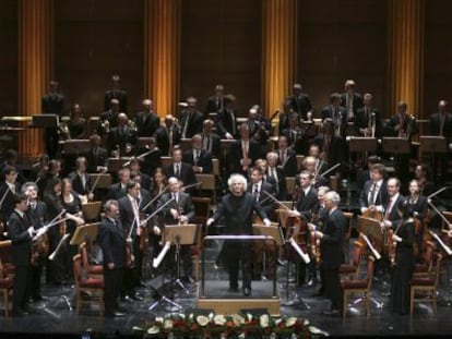 Simon Rattle, al frente de la Filarmónica de Berlín, en la actuación que realizaron en el Teatro Real en 2011.
