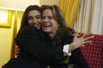 Ángela Molina (a la izquierda) y Miriea Ross, protagonista y directora de <i>El triunfo,</i> ayer en Berlín.