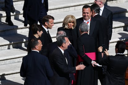 Antes del funeral de este sábado, Emmanuel y Brigitte Macron visitaron la capilla ardiente en la basílica de San Pedro el viernes por la tarde. Durante su estancia en Roma, el presidente francés no va a participar en ninguna cumbre paralela. “En este período de duelo y recogimiento para todos los fieles y para el mundo entero, el presidente de la República no mantendrá ningún encuentro diplomático al margen de los funerales de Su Santidad el Papa Francisco”, aseguró ayer el equipo del jefe de Estado francés.