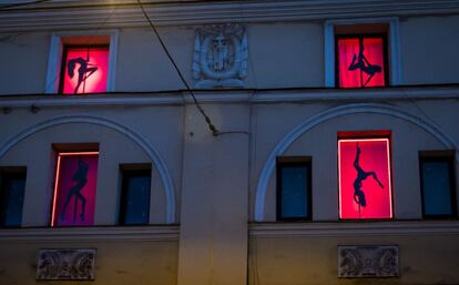 Las ventanas de un club nocturno son decoradas con figuras de bailarinas de barra en San Petersburgo (Rusia).