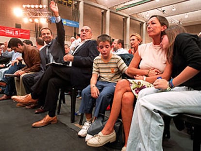 La viuda de Onanindia con sus hijos, junto a Javier Rojo, Zapatero y Patxi López, ayer en Vitoria.