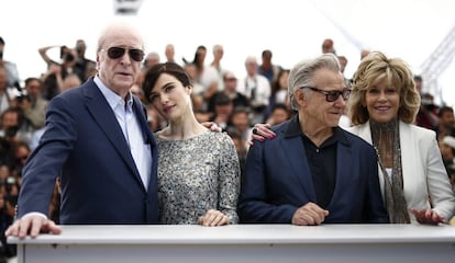 Los actores británicos Michael Caine (i) y Rachel Weisz (2i) y estadounidense Harvey Keitel y Jane Fonda posan para los fotógrafos durante la presentación de la película 'Youth', el 20 de mayo de 2015.