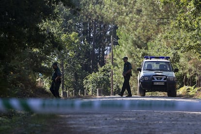 Agentes de la Guardia Civil custodian una pista forestal de Cacheiras, en el municipio coruñés de Teo, zona donde fue hallado el cadáver de la niña Asunta, el pasado sábado.