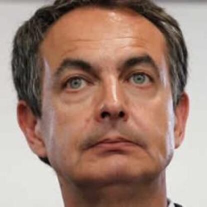 El presidente del Gobierno, José Luis Rodríguez Zapatero, comparece ante los medios de comunicación, después de que el PSOE encaje una contundente derrota en las elecciones municipales y autonómicas