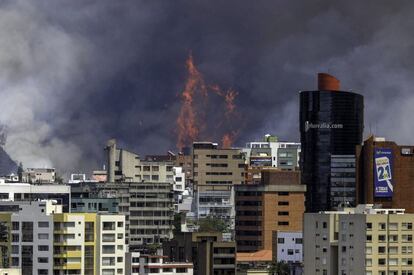 Un incendio en el cerro Auqui visto desde el norte de Quito , el 15 de septiembre de 2015. Ecuador pidió a Brasil, Chile , Colombia , Perú y Venezuela en busca de ayuda el martes para controlar una ola de incendios forestales varoniles en Quito, donde tres bomberos murieron y 50 personas fueron evacuadas