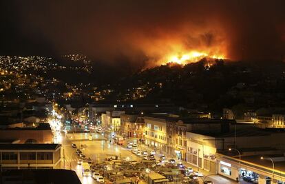 El fuego quema uno de los cerros de la ciudad costera chilena en la noche del 12 de abril.