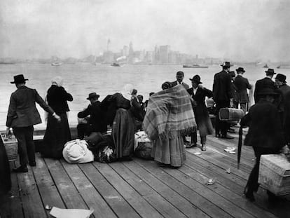 Inmigrantes aguardan en la isla de Ellis en EE UU, en una imagen de los años veinte.