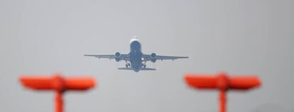 Un avión despega del aeropuerto de Londres Heathrow