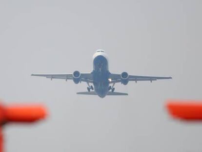 Un avión despega del aeropuerto de Londres Heathrow