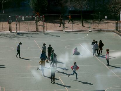Un grupo de niños juega en el patio de un colegio en Madrid.