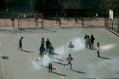 Un grupo de niños juega en el patio de un colegio en Madrid.
