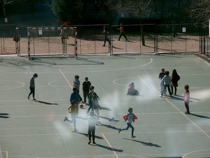 Un grupo de niños juega en el patio de un colegio en Madrid.