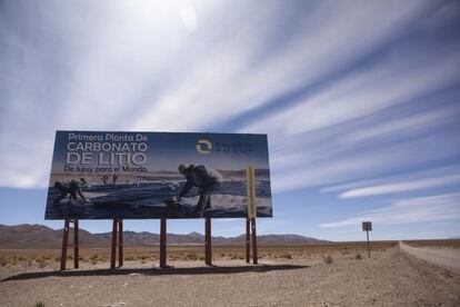 Un cartel anuncia el ingreso a la primera planta de carbonato de litio de la provincia de Jujuy.