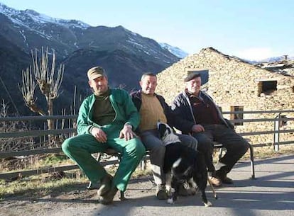 Rafelet, José y el padre del primero, Rafel, de izquierda a derecha, sentados en un banco de su pueblo.