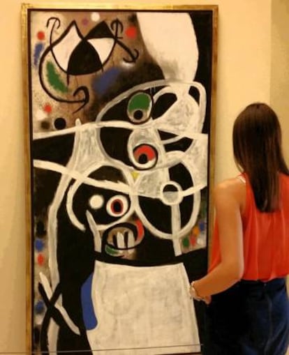 Mirada de una visitante a 'Mujeres y pájaros' en la exposición 'Joan Miró, materialidad y metamorfosis'.