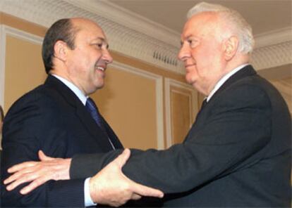 Tras la reunión entre Ivanov y Shevardnadze se ha abierto una puerta a una salida dialogada a la crisis. El presidente georgiano se ha mostrado dispuesto a hablar con la oposición y someterse al dictamen de las urnas.