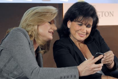 Arianna Huffington y Anne Sinclair, ayer durante la presentación de <i>Le Huffpo</i>.