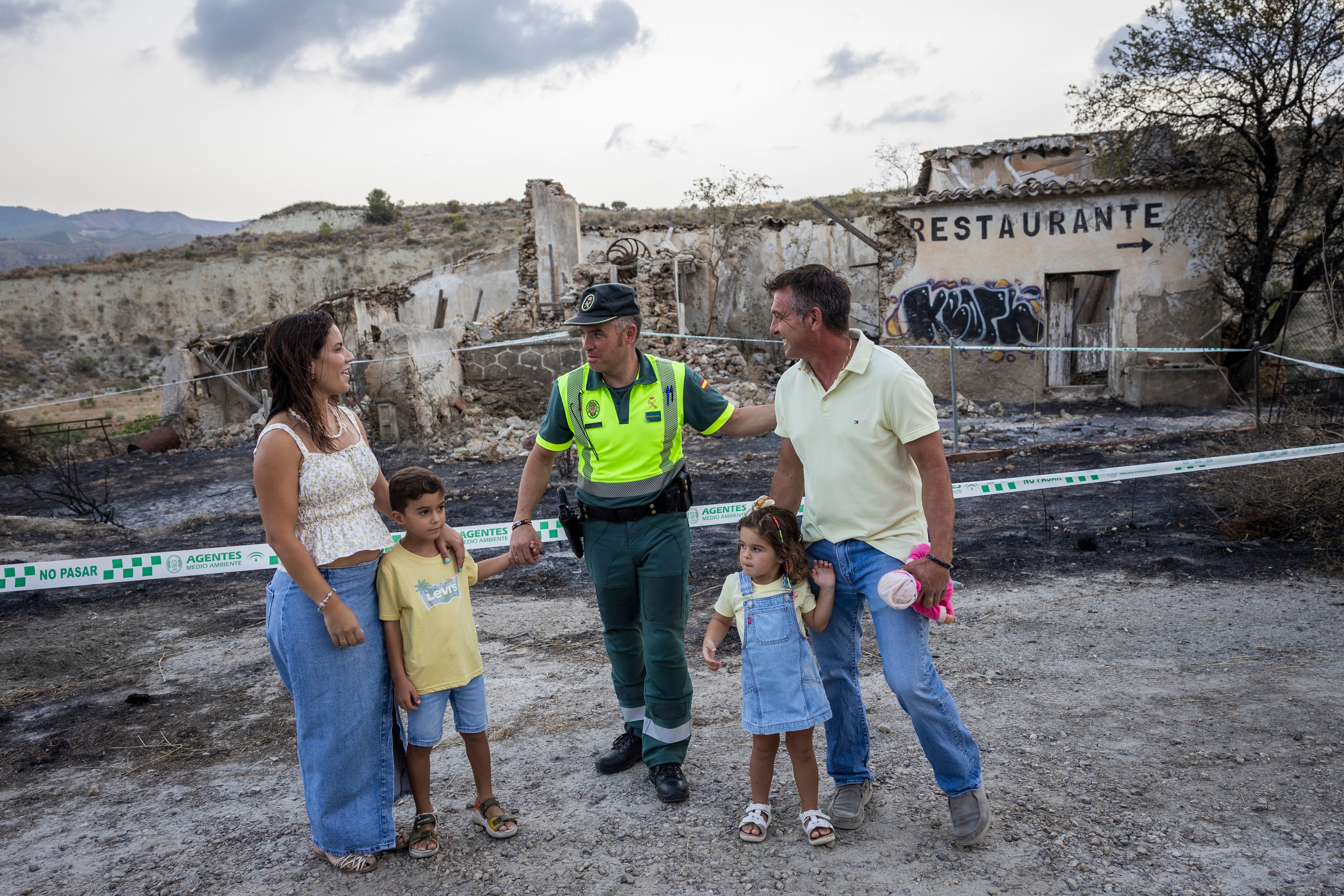 Viento, maleza y viviendas sueltas: así se convirtió un “chispazo” en un incendio letal en Almería