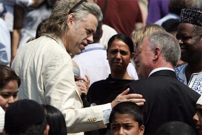 El cantante Bob Geldof y el alcalde de Londres, Ken Livingstone, han guardado los dos minutos de silencio junto a miles de personas en Trafalgar Square.