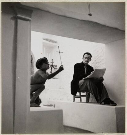 Joan Figueras fa de model per a Dalí, el 1951, a Portlligat, en una foto d'André Ostier-Heil.