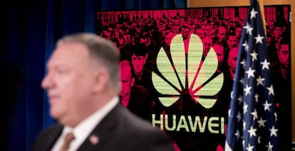 Logo de Huawei en la comparecencia del secretario de Estado, Mike Pompeo