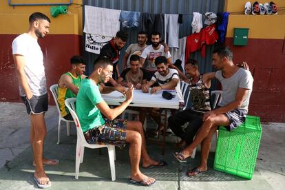 Las calles del polígono industrial del Tarajal, a un kilómetro de la frontera con Marruecos, se convierten en improvisados salones de juego para los inmigrantes.