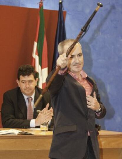 Alfonso García, este lunes, saluda con la 'makilla' tras ser elegido por el pleno municipal alcalde de Barakaldo.