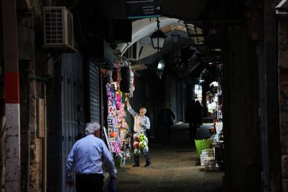 Apertura de comercios en la Ciudad Vieja de Jerusalén, este domingo.