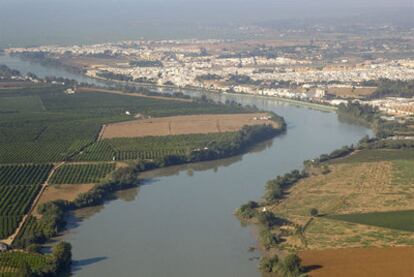 Vista aérea del río Guadalquivir a su paso por el municipio sevillano de La Puebla del Río.