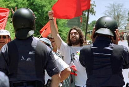 Un grupo de manifestantes, frente al cordón policial, ayer, en la <i>Marcha a Rota</i>.