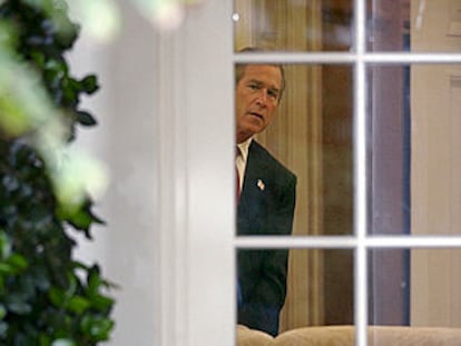 El presidente Bush se asoma por la ventana del Despacho Oval. PLANO MEDIO - ESCENA - CURIOSAS