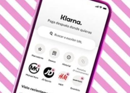 Un móvil con la aplicación de Klarna.