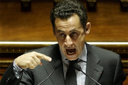 El ministro francés del Interior, Nicolas Sarkozy, ante el Senado, que ha prorrogado esta noche el estado emergencia.