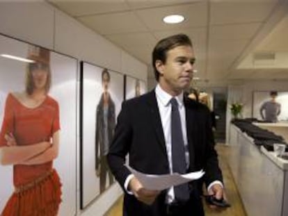 El director de la empresa textil H&M, Karl-Johan Persson, llega a una rueda de prensa anunciando los resultados de la empresa en Estocolmo, Suecia.
