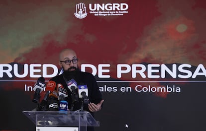 Carlos Carrillo, habla durante una rueda de prensa en la que plantea una estrategia para controlar los incendios forestales, utilizando fuego técnico, el 17 de septiembre en Bogotá. 