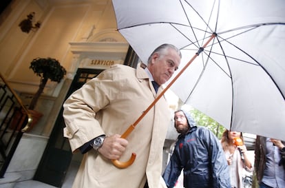 Luis Bárcenas, a la salida de su casa en Madrid en mayo de 2018.