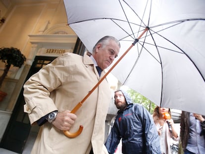 Luis Bárcenas, a la salida de su casa en Madrid en mayo de 2018.
