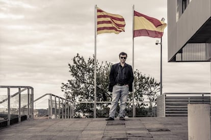 Javier Cercas, en la entrada de la comisaría de los Mossos en Gandesa (Tarragona), donde sitúa su novela.