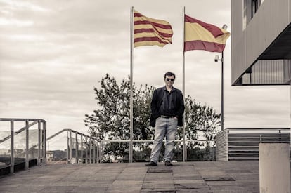 Javier Cercas, en la entrada de la comisaría de los Mossos d'Esquadra en Gandesa (Tarragona), donde sitúa su novela 'Terra Alta'.